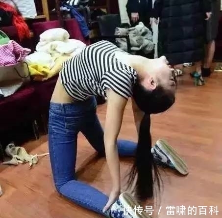 十足|妹子,你穿的衣服创意十足,很好看!