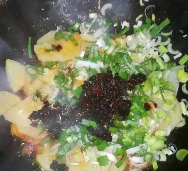 老干妈豆豉|豉香土豆片,辛辣的食物,一次两碗米饭