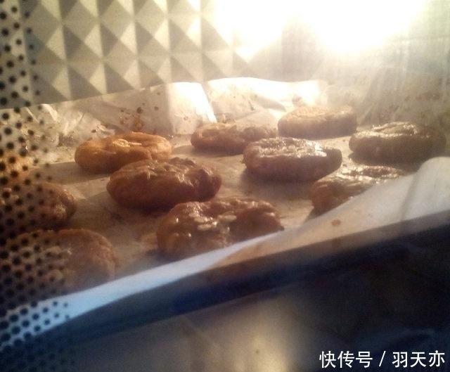 燕麦|用燕麦代替三分之一的面粉,用红糖代替糖,这些饼干既低脂又好吃