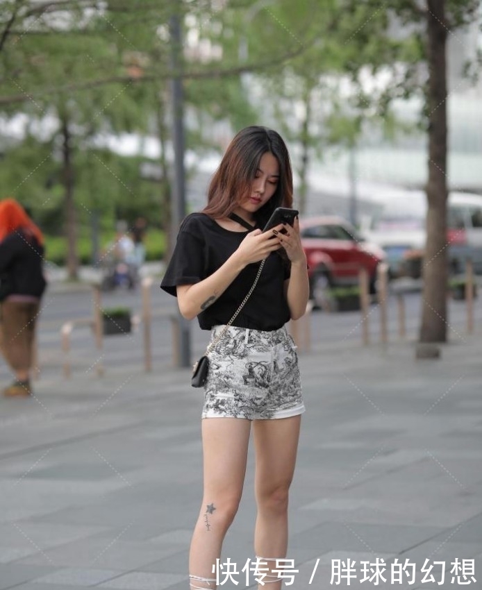 不美|小姐姐一身“上黑下浅”搭配,不美才怪