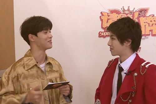  蓝台派|蓝台派新人记者参访华晨宇，却因为坐姿受到吐槽，怎么这么不知道尊重人呢