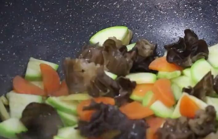 家常|西葫芦经典家常做法,做法简单,营养丰富,是道不错的下饭菜