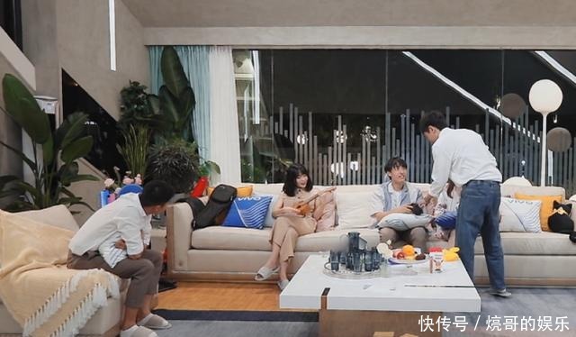  不愧|女1在男嘉宾前装可怜，耍心机“栽赃”钟钟不愧是绿茶鼻祖