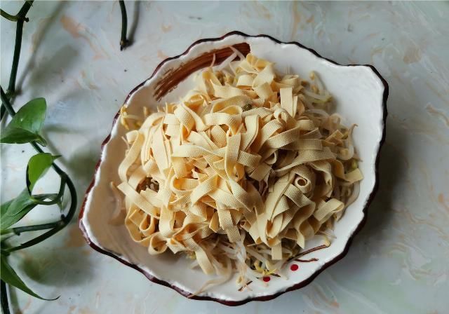  辣椒|东北人超爱吃的干豆腐做法，下酒下饭都不错，适合夏季吃