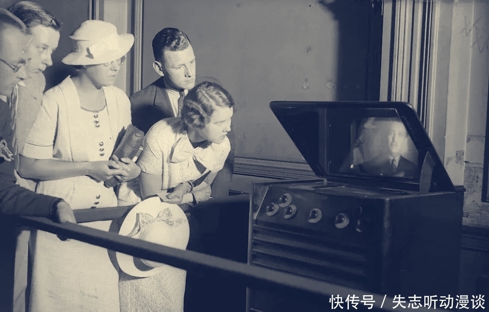 历史|历史上过目难忘的瞬间:搂着狮子开车的墨索里尼,图9希特勒兴奋的手舞足蹈