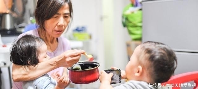 生活|两代人都在啃老,六旬老人无奈抹泪,年轻人却偏偏不以为然