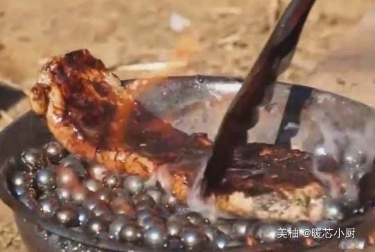 小吃|大叔卖“黑珠子小吃”,80元一盘,做的没卖得快,都等着急了