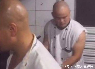 女子|女子菜里发现头发，要求饭店赔偿，到厨房看到厨师后瞬间尴尬了