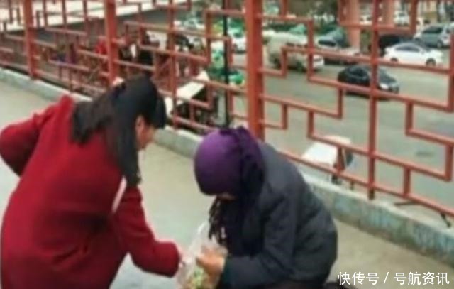 好心|老人清晨跪地乞讨，一好心姑娘送了袋吃的，她转身将其丢进垃圾桶