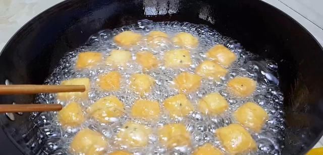  我家|我家面粉就爱这样做，加4个鸡蛋，做法比麻花简单，比油条都好吃