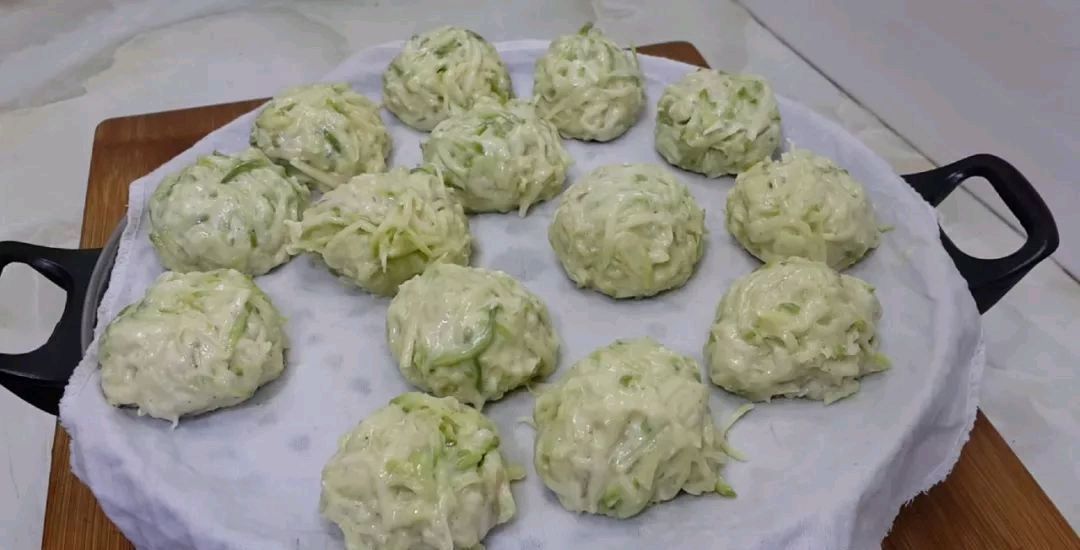 丸子|到吃萝卜的时候,我教你怎么做萝卜肉丸它们味道鲜美,但不油炸你吃得越多,它们就越香