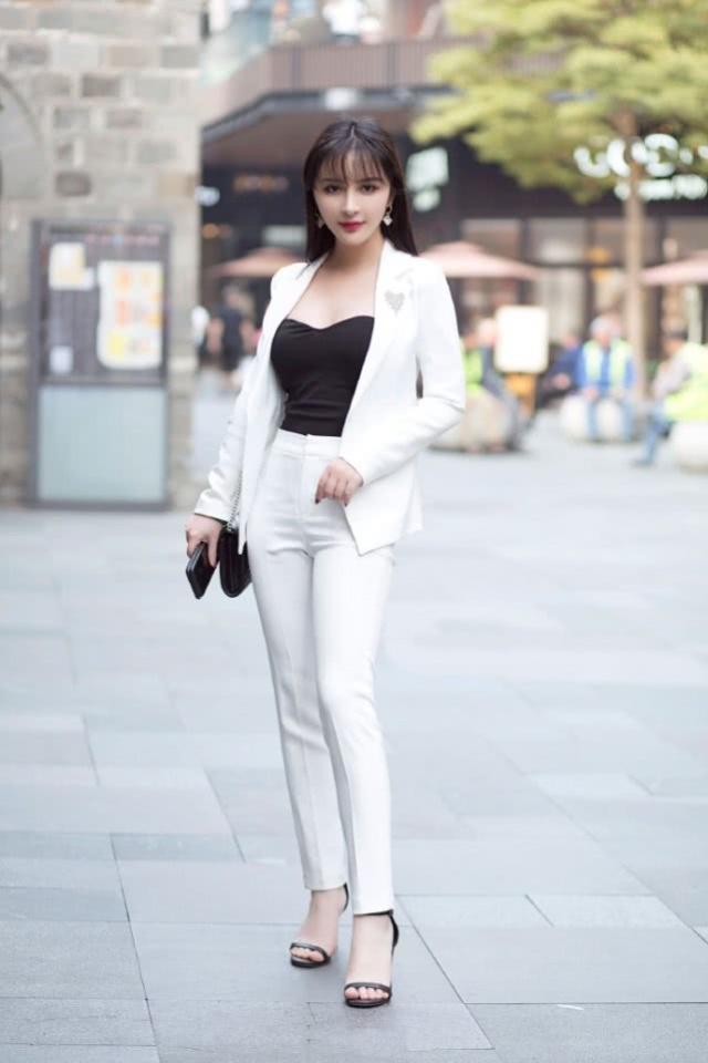 时尚|街拍:面带微笑的美女,长裤搭配休闲开衫,让你轻松展示魅力身姿