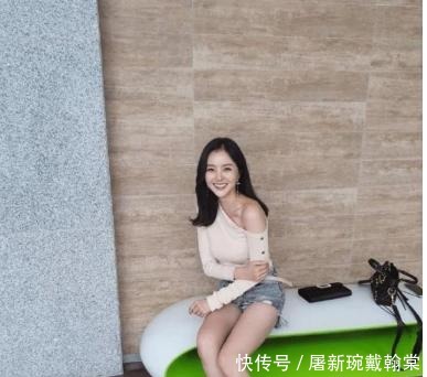 依旧|长袖露肩紧身衣配浅色牛仔裤，时尚大气，风采依旧