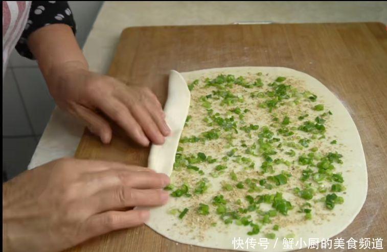 酥脆|幺妹多年的烙饼经验,多放一种食材,酥脆又松软,手一捏直掉渣