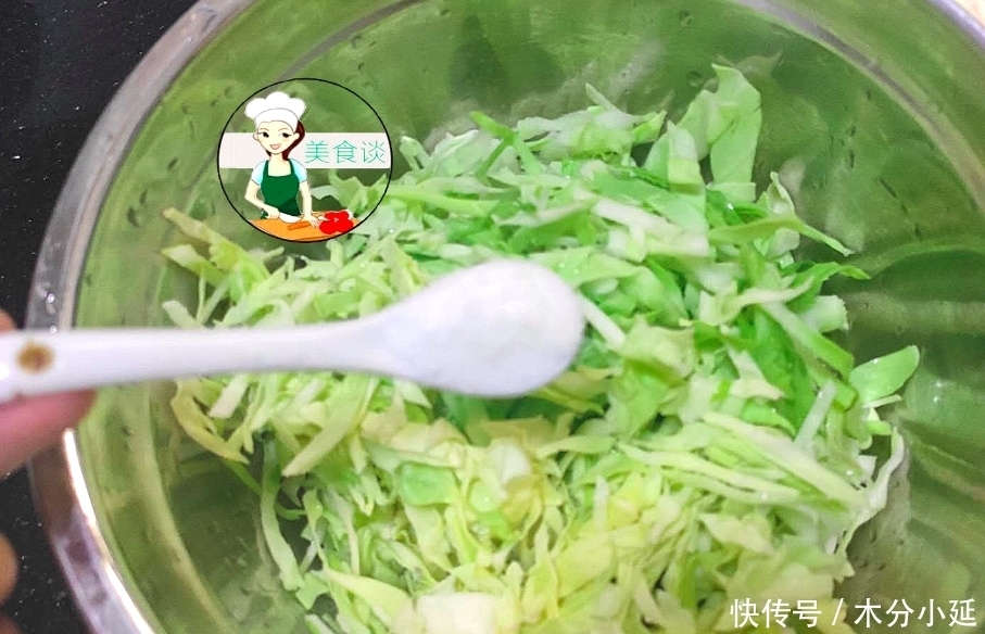 包菜早餐|包菜别只会清炒了,用来做早餐饼,10分钟就搞定,比包子馒头还香