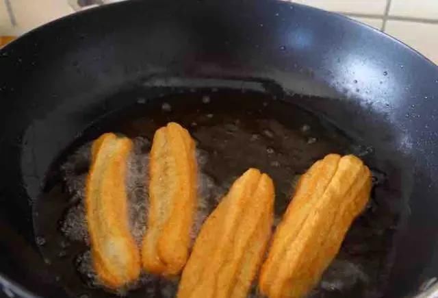 面粉|炸油条,用酵母发酵是错的,用它发酵,油条酥脆香软,上桌一扫光