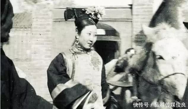漂亮|真实老照片:晚清逛街的满族女子,第4张素颜照就挺漂亮的