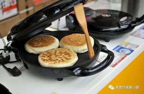 发硬|电饼铛烙饼总发硬大厨牢记这2个技巧,烙饼又香又软,层次多