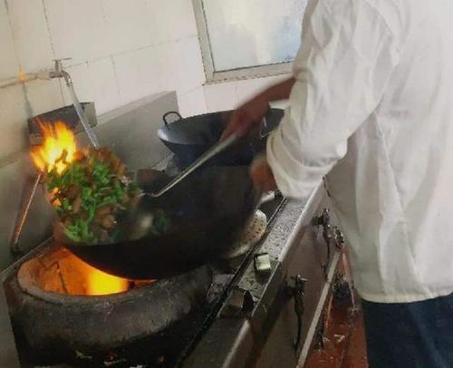  服务员|为什么饭店厨师炒菜几乎是用勺子不是铲子？服务员说出其中的秘密