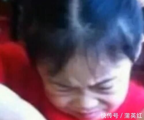  估计|小女孩因吃牛排表情太用力走红，网友：当时的牛排估计害怕极了！