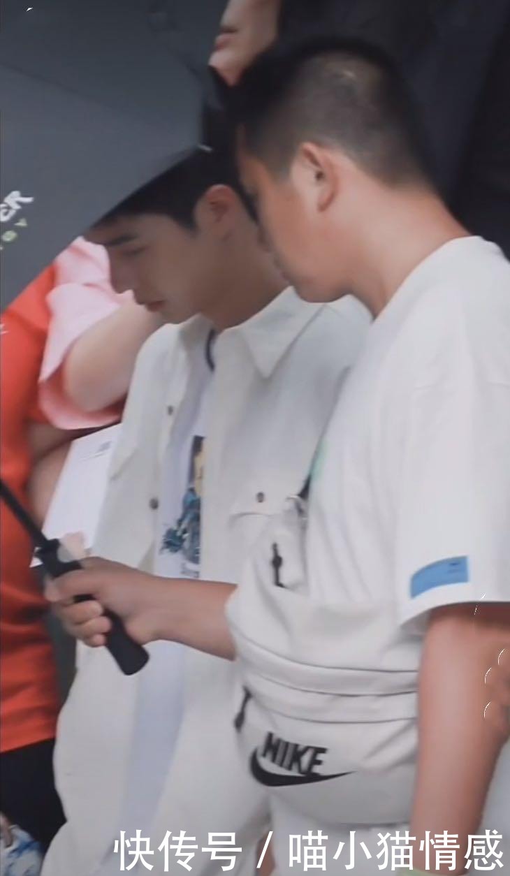  录制|王一博开始录制《天天向上》，穿白色外套太阳光，眉头紧皱心情不佳