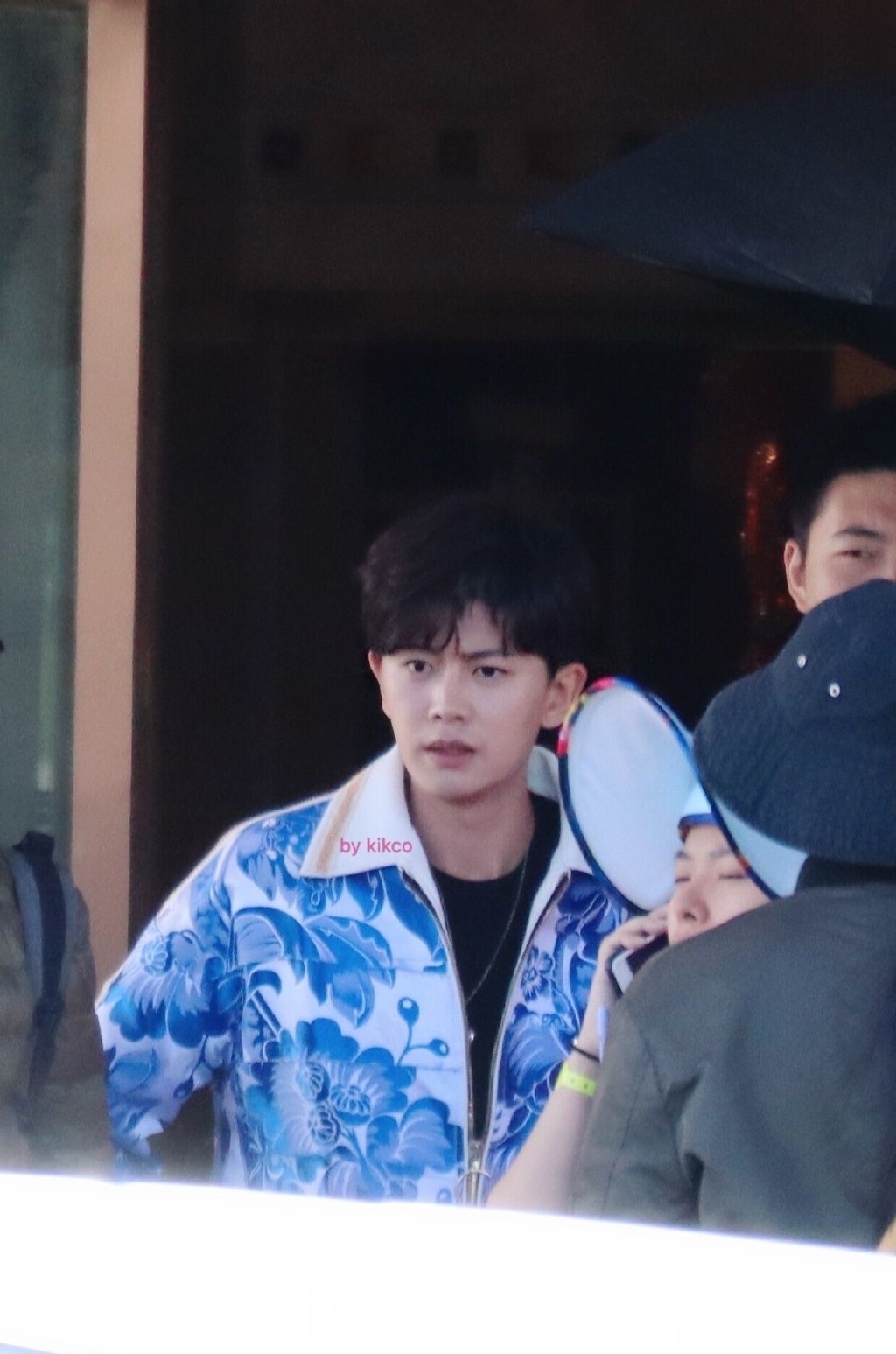 行走|200829 哥哥上班迅速适应入冬模式 穿成行走的“青花瓷”是清爽大可爱