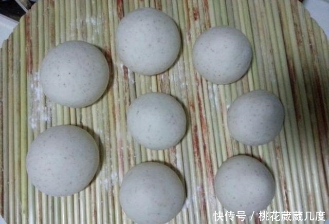 秘诀|蒸馒头的小秘诀，别只放酵母，放1种调味品，5分发满盆更香软