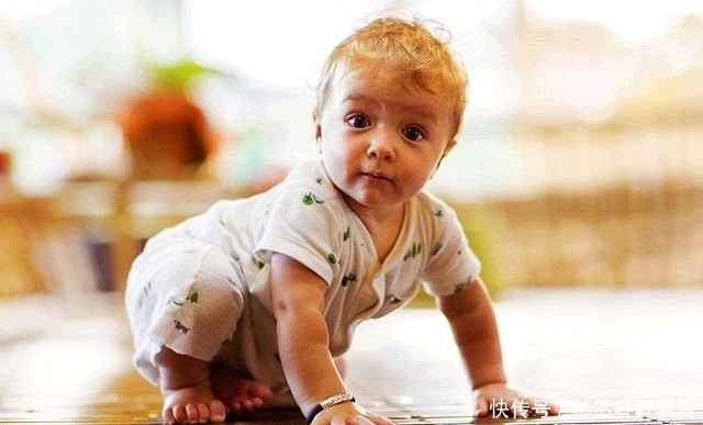 孩子大动作发育|三翻六坐九爬？1岁内孩子的大动作发育，你家宝宝达标了吗？