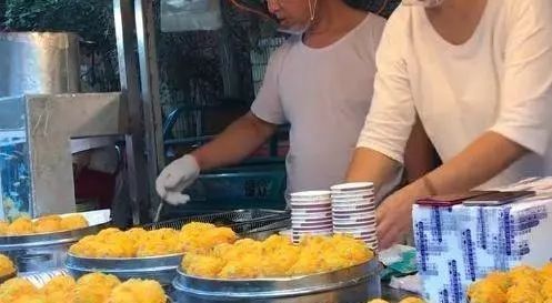 独特|下岗夫妻街边卖“独特小吃”,路人围观却不买,尝过后瞬间被抢光