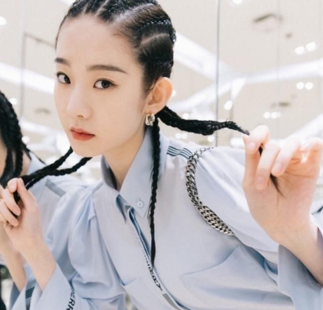  张艺凡|硬糖少女小分队同框希林个头矮，张艺凡不顾形象配合，刘些宁厉害