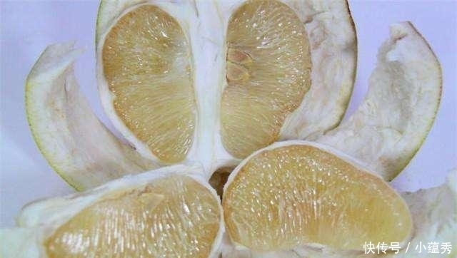 就说明|柚子要挑轻的还是重的? 水果店员工透露: 很多人挑错, 难怪不好吃