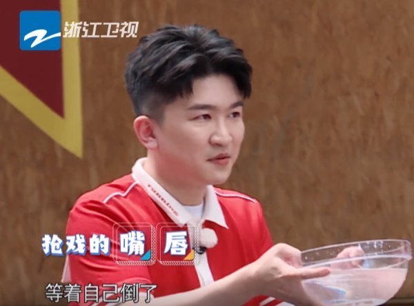 马上|跑男挑战指压板,孟美岐边跑边尖叫,某人坐在马上全程划水