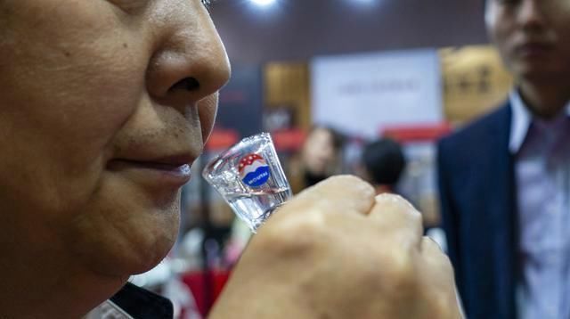 酒精|买白酒时,发现瓶身有这5个数字,再便宜也别买,都是酒精勾兑酒