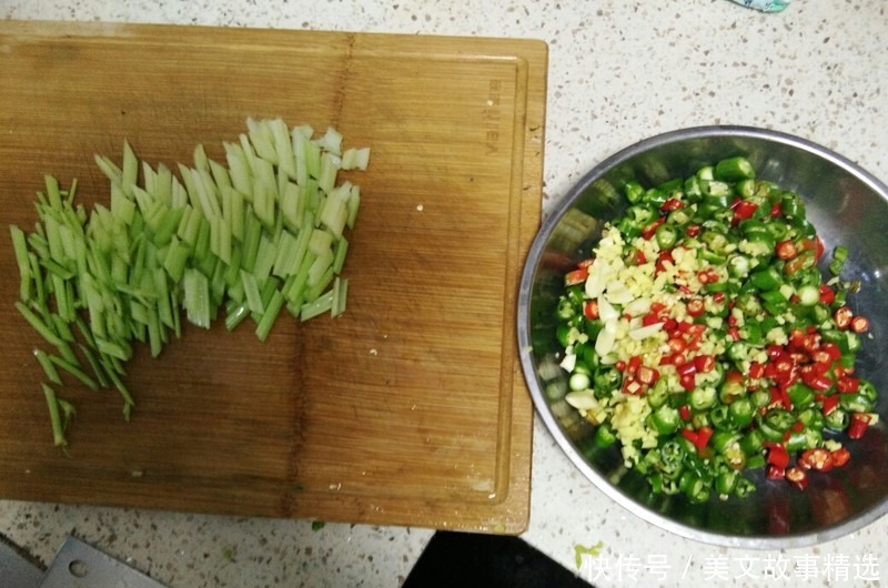 易学|无保留分享《煎焖鲫鱼》的做法,香味浓郁,做法简单易学