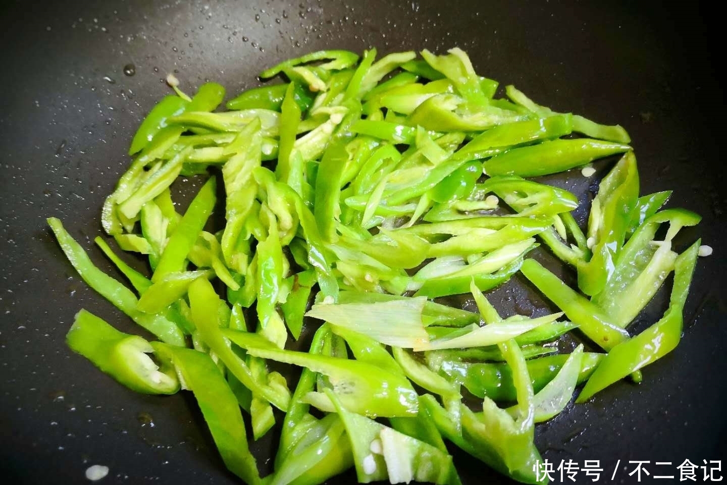 孩子|秋季，孩子宁可不吃肉，也想吃这菜，比吃肉过瘾，三两下吃光一盘