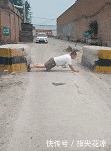 汉堡|搞笑GIF:精致女孩是这样吃汉堡的?