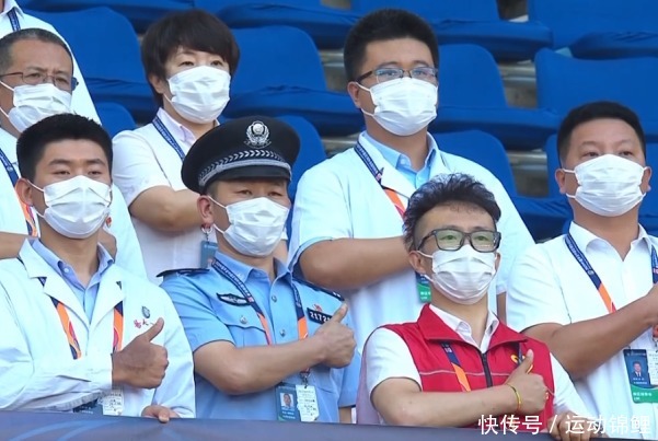  揭幕战|饮水思源！中超开幕式兑现暖心承诺，场上球员集体向抗疫英雄致敬