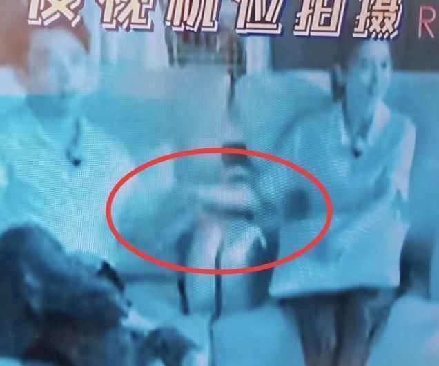 郑恺|《跑男》突然关灯,谁注意baby郑恺在干吗真以为摄像机关了