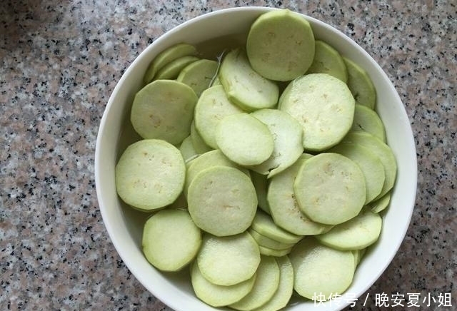 萝卜|入秋后,萝卜水果靠边站,不如吃茄子,简单一炒,比肉都香