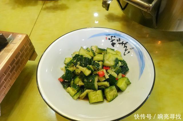  父母|孩子高考581分，父母大摆宴席，一桌十几道菜花了800元，真豪爽