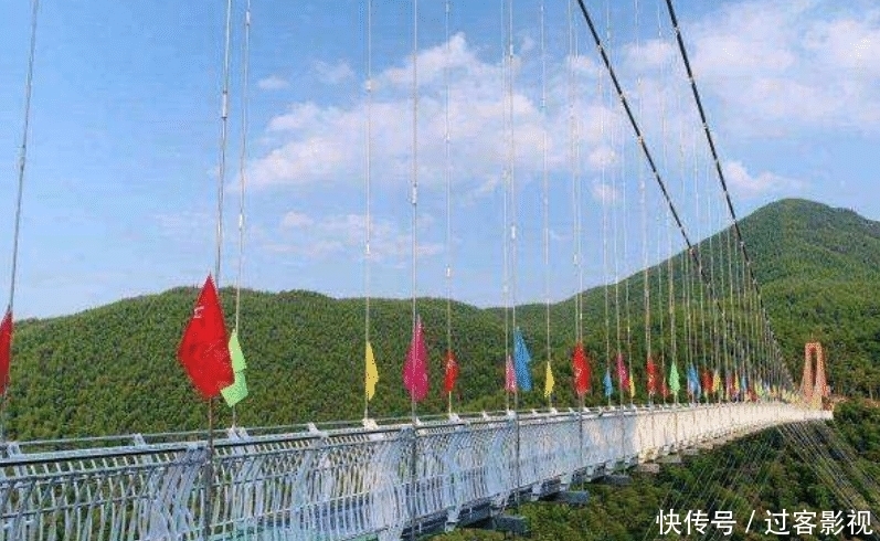 中国|中国大妈又出事了？这次是玻璃桥上大跳广场舞，保安劝阻却遭漠视