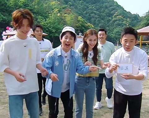 题目|跑男导演临时更换题目,谁注意杨迪是咋做的?也就你敢这么做