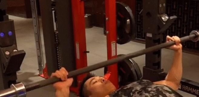 燃爆|2个胸背组合训练，教你打造强壮的胸背，燃爆你的上半身肌肉