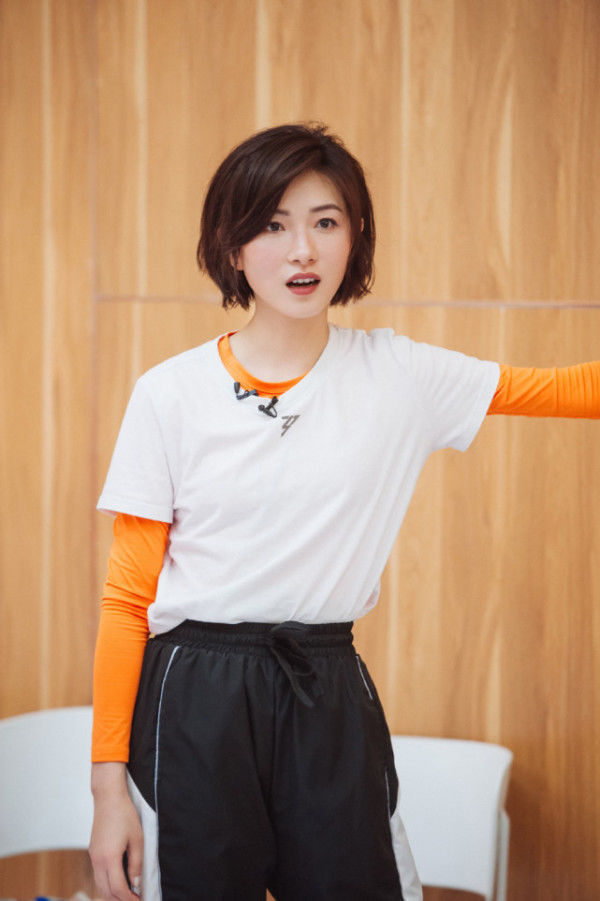  气氛|《浪姐》万茜被孤立聚会时万茜一来气氛就沉重，一走大家又热聊