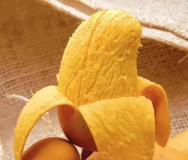 芒果|女子拿芒果在火上烤,又用刀划了两下,这操作结果神了
