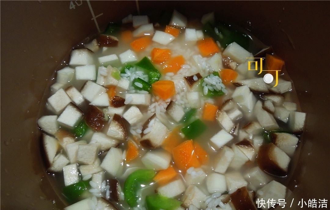 食材|最适合夏天吃的焖饭,不用开火,五种食材一起焖,每人两碗不够吃