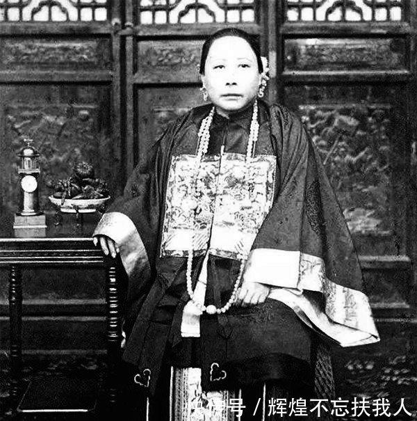 生活|老照片直击清末富太太真实生活：女子迷迷糊糊媚态百出，图5李鸿章的二太太