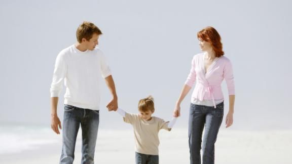 误认为|“高颜值岳父”走红，新娘父亲被误认为新郎，新娘：这是我亲爸