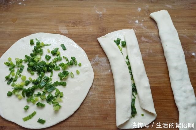 外皮|葱花饼的特色做法，拉一拉卷一卷，外皮酥脆层次多，比手抓饼还香