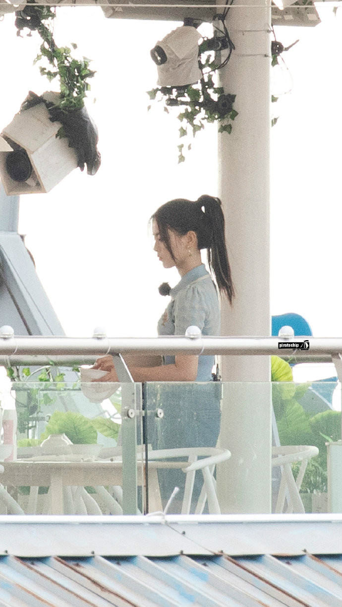  超越|杨超越录《中餐厅》，虽然还是擦桌子扫地，但一身造型都已上万块